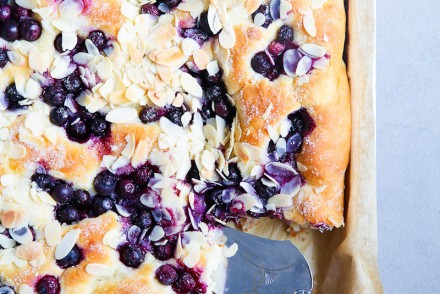 Der beste Butterkuchen Rezept für Blaubeer Butterkuchen Blaubeerkuchen vom Blech mit frischer Hefe wie macht man Hefeteig Butterkuchen wie vom Bäcker Zuckerzimtundliebe Foodblog