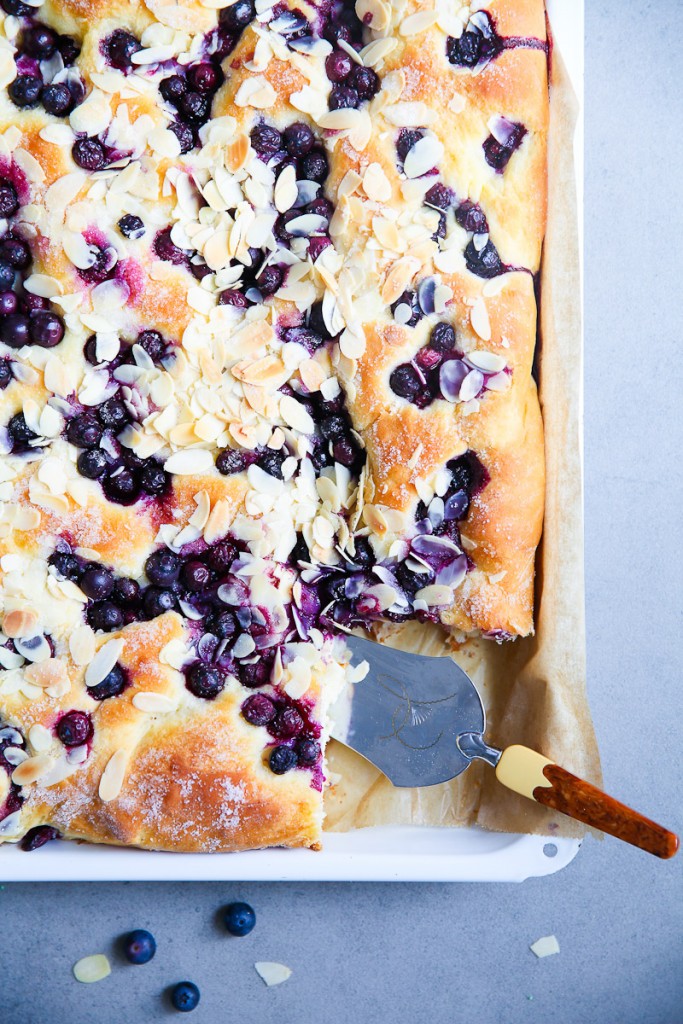 Der beste Butterkuchen Rezept für Blaubeer Butterkuchen Blaubeerkuchen vom Blech mit frischer Hefe wie macht man Hefeteig Butterkuchen wie vom Bäcker Zuckerzimtundliebe Foodblog