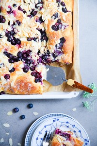 Der beste Butterkuchen Rezept für Blaubeer Butterkuchen Blaubeerkuchen vom Blech mit frischer Hefe wie macht man Hefeteig Butterkuchen wie vom Bäcker Zuckerzimtundliebe Foodblog