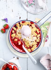 bester Erdbeer Rhabarber blaubeere Crumble bester crumble rezept backrezept dessert sommerrezept beeren beerenrezept mit dicken streuseln zuckerzimtundliebe foodstyling foodfotografie