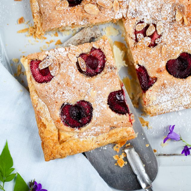 Rezept Kirsch tarte Frangipane Tarte Mandelcreme und Kirschen auf Blätterteig einfaches backrezept cherry frangipane tart almonds zuckerzimtundliebe foodstyling food photography