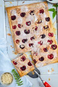 Rezept Kirsch tarte Frangipane Tarte Mandelcreme und Kirschen auf Blätterteig einfaches backrezept cherry frangipane tart almonds zuckerzimtundliebe foodstyling food photography
