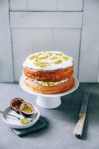 Maracujakuchen Spongecake Passionsfrucht Backrezept mit Quark Sahne Füllung einfache Torte für Feste Sommerkuchen Kuchenbuffet Südaustralien Rezept Zuckerzimtundliebe Foodblog Foodfotografie