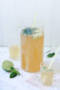selbstgemachte Limonade rezept mit zitronengras limette und minze homemade lemonade recipe lemongrass lemonade erfrischendes getränk mehr trinken sommergetränk grillabend rezept