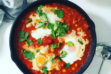 Baked eggs shakshuka harissa tomatensauce kichererbsen mittagessen gebackene eier zuckerzimtundliebe foodblog easy lunch schnelles mittagessen rezept