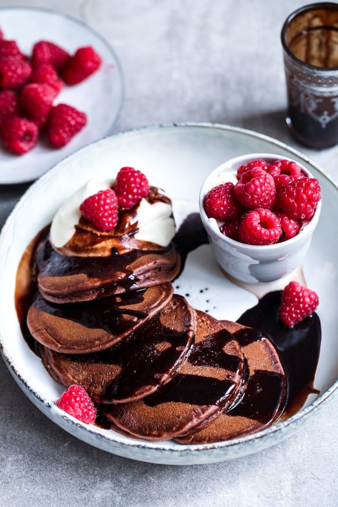 Kakao Schokoladen Pancakes Rezept cocoa pancake Pfannkuchen recipe Zuckerzimtundliebe Foodstyling Food Photography Himbeeren Schokoladensauce raspberries Frühstück Brunch Mittagessen der beste Pfannkuchen Foodblog