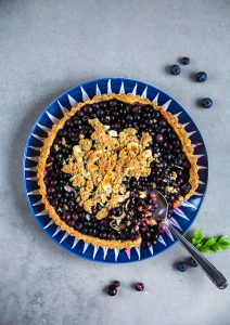 Blaubeer Pie Tarte mit Haferflocken Mandel Granola Crunch Rezept Backrezept Blaubeerrezept blueberry pie recipe Backen einfache Tarte Obstkuchen Blaubeerkuchen Zuckerzimtundliebe Foodblog Foodstyling Food Photography