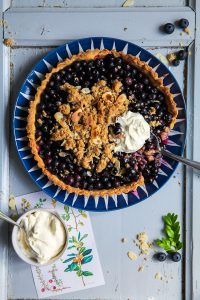 Blaubeer Pie Tarte mit Haferflocken Mandel Granola Crunch Rezept Backrezept Blaubeerrezept blueberry pie recipe Backen einfache Tarte Obstkuchen Blaubeerkuchen Zuckerzimtundliebe Foodblog Foodstyling Food Photography