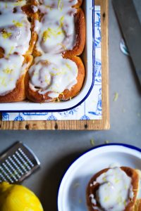 Zitronen Hefeschnecke Rezept lemon buns hefeteig hefegebäck zitronenrezept lemon recipes creme fraiche glasur zuckerzimtundliebe foodblog foodstyling beste hefeschnecken hefeteig