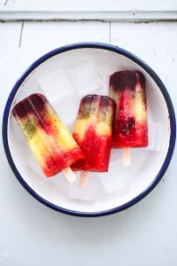 Popsicles Rezept Eis am Stiel selbermachen Eis am Stiel formen Fruchteis fruity rainbow popsicles foodstyling food photography zuckerzimtundliebe deutscher foodblog einfaches rezept