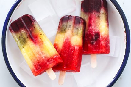 Popsicles Rezept Eis am Stiel selbermachen Eis am Stiel formen Fruchteis fruity rainbow popsicles foodstyling food photography zuckerzimtundliebe deutscher foodblog einfaches rezept