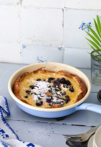 Blaubeere Ofen Pfannkuchen Rezept blueberry dutch baby recipe Pfannkuchen Blaubeerrezept wild blueberries Zuckerzimtundliebe Foodstyling Food Photography frühstück hellblaue riess emaille pfanne emaillegeschirr