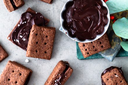 schokoladen keks cookie mit schokoladen ganache und meersalz rezept cookierezept backrezept für kekse mit schokoladenfüllung sandwich keks foodblog foodstyling zuckerzimtundliebe