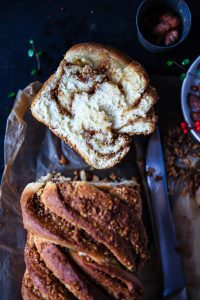 Zimt Hefezopf mit gebrannter Mandel Füllung twisted cinnamon bread Hefeteig Rezept zuckerzimtundliebe Weihnachtsbäckerei Backen im Advent Foodblog Backblog