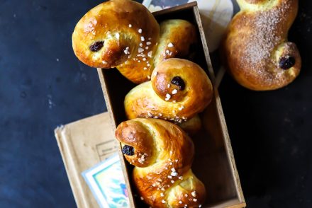 Lussekatter Rezept schwedisches hefegebäck weihnachtsbäckerei adventsgebäck zuckerzimtundliebe foodblog backblog swedish buns food styling