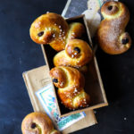 Lussekatter schwedische swedish buns hefegebäck weihnachten swedish christmas saffron safran zuckerzimtundliebe foodstyling