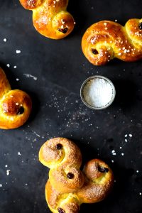 Lussekatter Rezept schwedisches hefegebäck weihnachtsbäckerei adventsgebäck zuckerzimtundliebe foodblog backblog swedish buns food styling