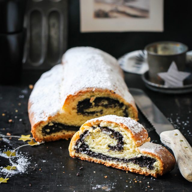 Mohn Quarkstollen Rezept so geht sächsisch Adventskalender Adventsgebäck einfacher Christstollen aus Quarkteig foodstyling german christmas recipes Rezept Backrezept Weihnachtsbäckerei Zucker Zimt und Liebe Foodblog Backblog