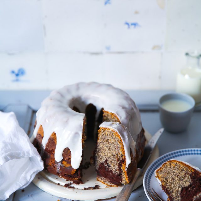 Mohn Marmorkuchen Gugelhupf Rezept mit Schmandguss poppy seed marble bundt cake foodstyling food photography backblog einfaches rührkuchen rezept leichte kuchen