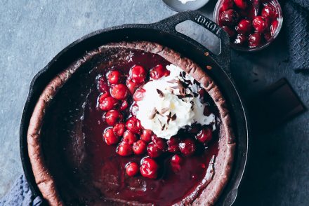 Schokoladen Dutch Baby Ofenpfannkuchen Rezept pancake mit Kirschen und Sahne Recipe Zuckerzimtundliebe Foodblog Frühstück Foodstyling