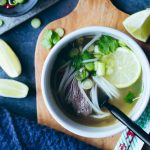 Einfaches leckeres Pho bo Rezept vietnamesische Nudelsuppe Soup foodstyling Koriander Limette Frühlingszwiebel Reisnudeln Zuckerzimtundliebe Foodblog