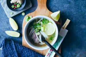 Einfaches leckeres Pho bo Rezept vietnamesische Nudelsuppe Soup foodstyling Koriander Limette Frühlingszwiebel Reisnudeln Zuckerzimtundliebe Foodblog
