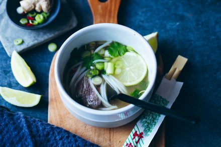 Einfaches leckeres Pho bo Rezept vietnamesische Nudelsuppe Soup foodstyling Koriander Limette Frühlingszwiebel Reisnudeln Zuckerzimtundliebe Foodblog