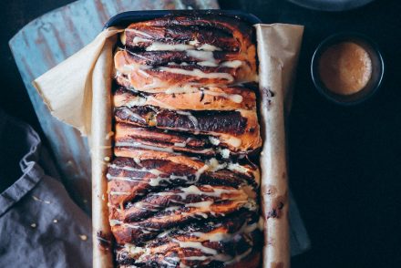 Schokoladen Zupfbrot Pull apart bread mit Espresso Zuckerguss Glasur chocolate pull apart bread recipe rezept with espresso glaze zuckerzimtundliebe hefeteig schokoladenbrot foodstyling food photography bread foodblog backblog