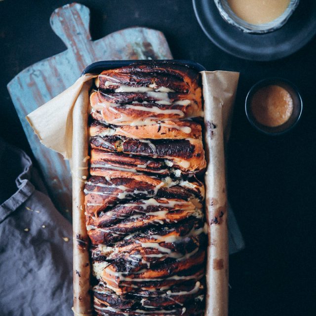 Schokoladen Zupfbrot Pull apart bread mit Espresso Zuckerguss Glasur chocolate pull apart bread recipe rezept with espresso glaze zuckerzimtundliebe hefeteig schokoladenbrot foodstyling food photography bread foodblog backblog