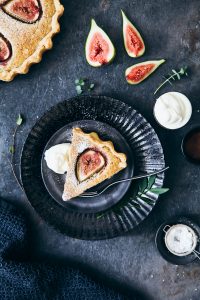 Feigen Frangipane Tarte Mandelfüllung einfaches Tarterezept mit Mürbeteig und Mandeln Nusskuchen fig tart recipe zuckerzimtundliebe foodstyling foodblog backen