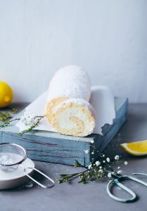 cheesecake biskuitrolle mit zitrone zuckerzimtundiebe swiss roll recipe rezept backrezept biskuitteig rolle zitronenkuchen sahne frischkäse kuchenrezept kuchenbuffet