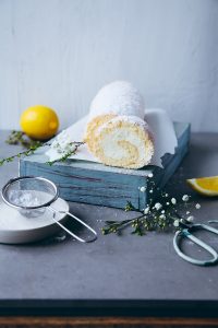 cheesecake biskuitrolle mit zitrone zuckerzimtundiebe swiss roll recipe rezept backrezept biskuitteig rolle zitronenkuchen sahne frischkäse kuchenrezept kuchenbuffet