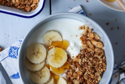 Rezept für Honig Mandel Granola Müsli selbstgemacht Joghurt Frühstück mit Bananen und Honig zuckerzimtundliebe foodblog einfaches granola rezept foodstyling foodphotography zuckerzimtundliebe