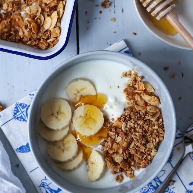 Rezept für Honig Mandel Granola Müsli selbstgemacht Joghurt Frühstück mit Bananen und Honig zuckerzimtundliebe foodblog einfaches granola rezept foodstyling foodphotography zuckerzimtundliebe