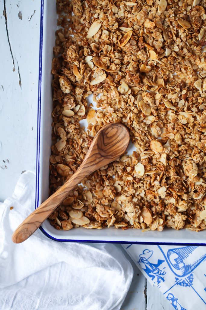 Rezept für Honig Mandel Granola Müsli selbstgemacht Joghurt Frühstück mit Bananen und Honig zuckerzimtundliebe foodblog einfaches granola rezept foodstyling foodphotography zuckerzimtundliebe