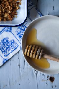 Rezept für Honig Mandel Granola Müsli selbstgemacht Joghurt Frühstück mit Bananen und Honig zuckerzimtundliebe foodblog einfaches granola rezept foodstyling foodphotography zuckerzimtundliebe