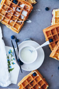 Blaubeer Waffeln mit griechischem Joghurt und Vanille Zuckerguss zuckerzimtundliebe blueberry waffles vanilla glaze einfacher waffelteig blaubeerrezept brunchidee frühstück zuckerzimtundliebe foodblog foodstyling food photo