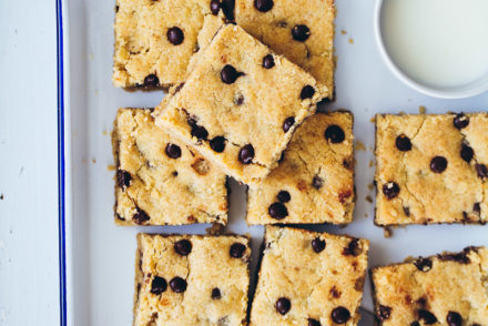 Rezept für Chocolate Chip Cookie Bars mit Haferflocken oat bars gooey cookies foodstyling cookie squares food photography zuckerzimtundliebe foodblog backblog baking backrezept kekse backen schokoladencookies