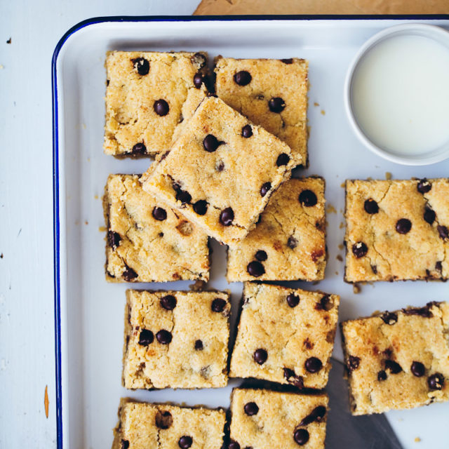 Rezept für Chocolate Chip Cookie Bars mit Haferflocken oat bars gooey cookies foodstyling cookie squares food photography zuckerzimtundliebe foodblog backblog baking backrezept kekse backen schokoladencookies