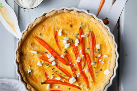 Rezepte fürs Osterfrühstück oder Osterbrunch Quiche oder herzhafte Tarte mit Ofenmöhren und Oster-Laugenzopf mit gekochten bunten Ostereiern von zuckerzimtundliebe mit Arla Kaergarden Block