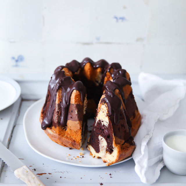 Rezept für Donauwellen-Kuchen – ein Marmorkuchen Gugelhupf mit Kirschen ...