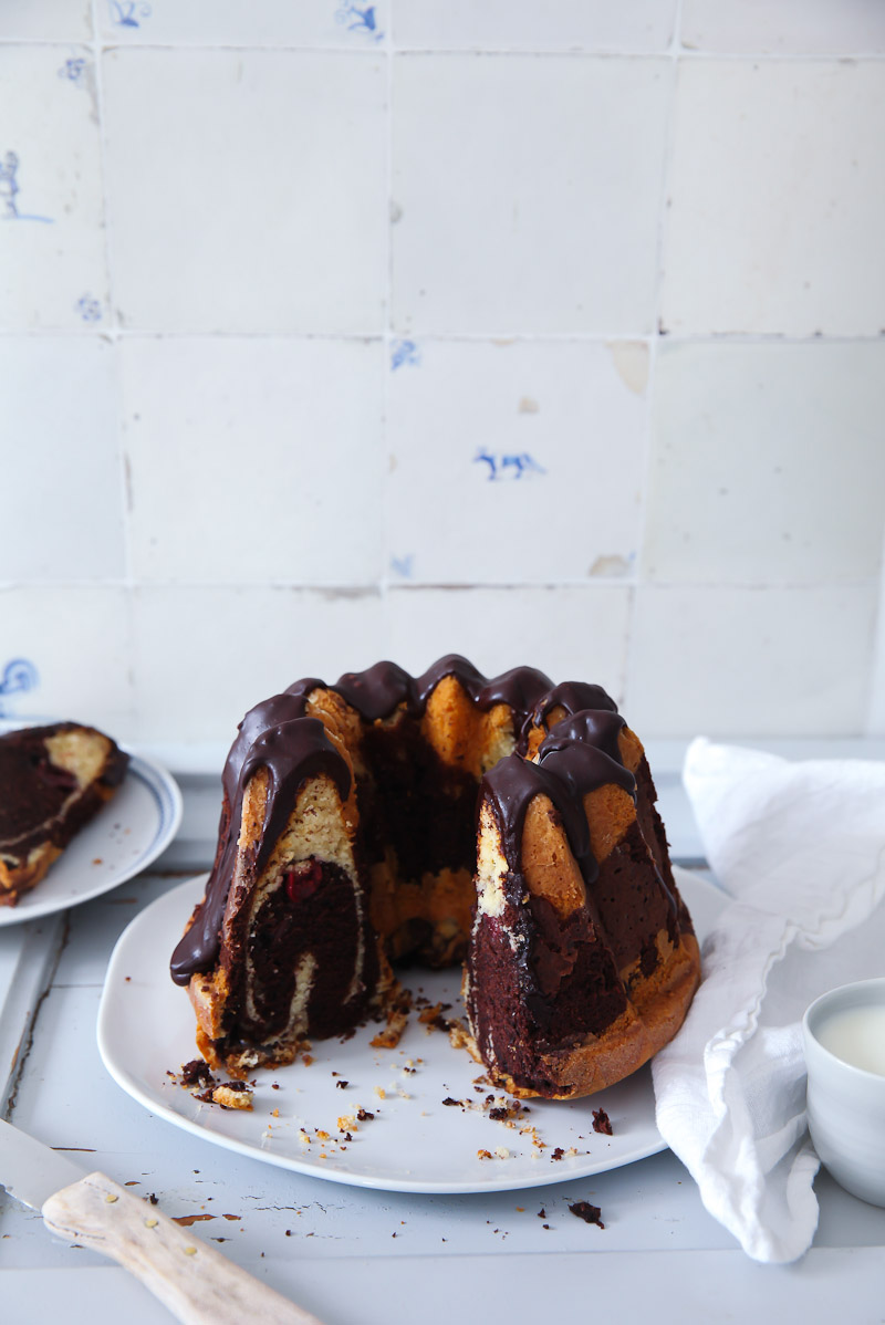 Rezept für Donauwellen-Kuchen – ein Marmorkuchen Gugelhupf mit Kirschen ...