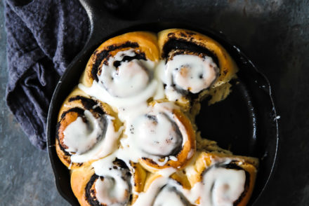 Oreo Zimtschnecken Hefeschnecken aus Hefeteig mit Oreo-Füllung oreo cinnamon buns rolls Hefeteig machen Frischkäse Glasur cream cheese frosting beste zimtschnecken zuckerzimtundliebe foodblog backblog backrezept hefeteigrezept backen mit Oreos