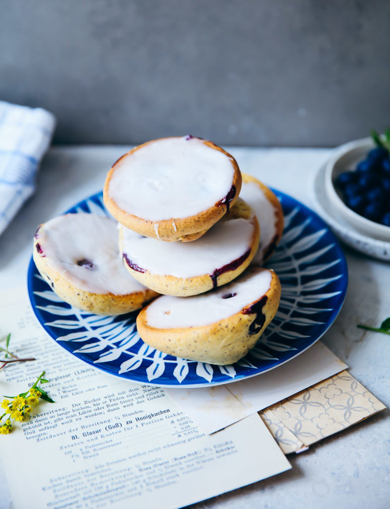 Blaubeere Zitronen Mohn Amerikaner Rezept lemon poppyseed blueberry black and white cookies gebäck zuckerzimtundliebe foodblog foodstyling wie backt man amerikaner blaubeerkuchen zitronenkuchen backen mit mohn backblog backrezept kuchen für kindergeburtstag zitronenkuchen