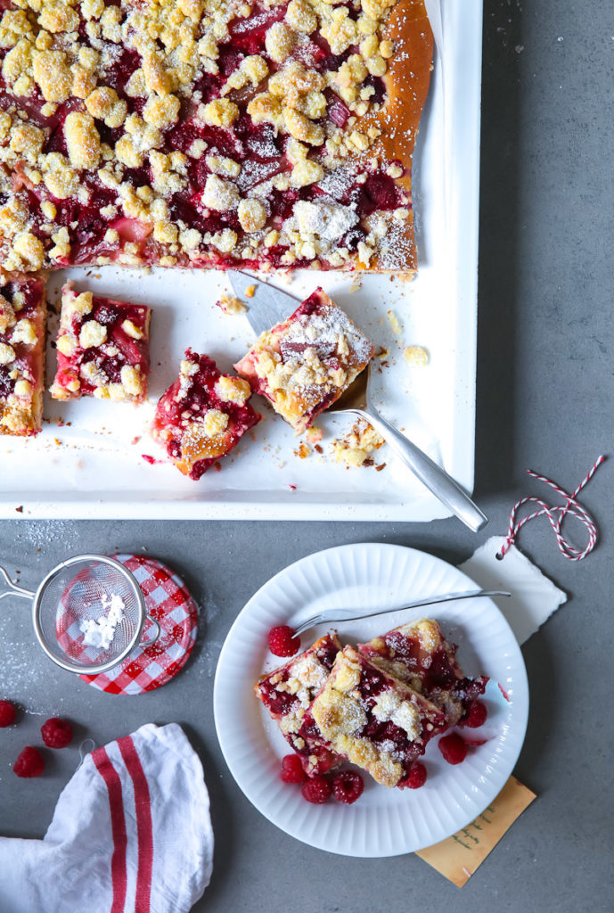 Himbeer Rhabarber Streuselkuchen vom Blech hefeteig vom blech zuckerzimtundliebe blechkuchen foodblog backblog backrezept der perfekte streuselkuchen obstkuchen sommerkuchen backen mit rhabarber foodstyling rhubarb raspberry streusel cake Hefeteig