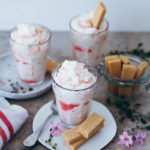 Das Dessert bis zum Verzehr kaltstellen und wenn die Gäste kommen los löffeln. Im übrigen: man braucht gar keine Gäste, man darf das zur Not auch ganz alleine essen!