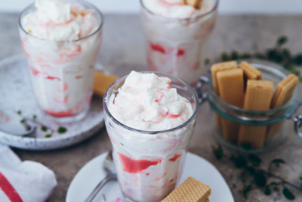 Das Dessert bis zum Verzehr kaltstellen und wenn die Gäste kommen los löffeln. Im übrigen: man braucht gar keine Gäste, man darf das zur Not auch ganz alleine essen!