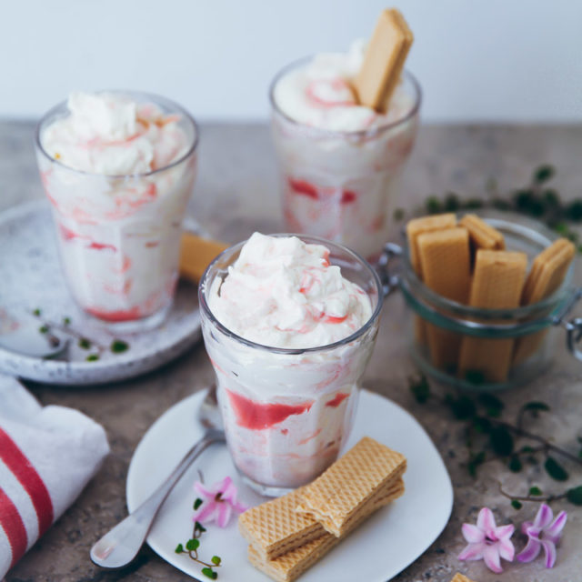 Das Dessert bis zum Verzehr kaltstellen und wenn die Gäste kommen los löffeln. Im übrigen: man braucht gar keine Gäste, man darf das zur Not auch ganz alleine essen!