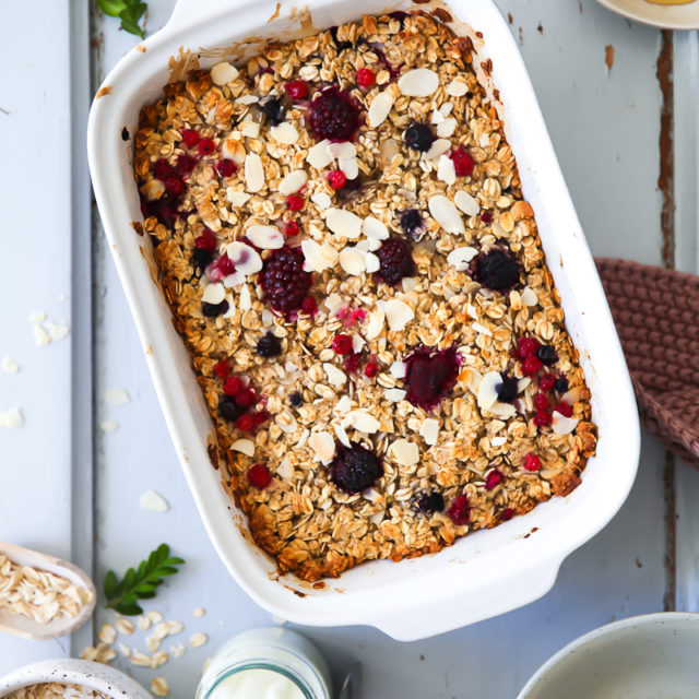 Baked Oats Rezept mit Beeren Frühstücksrezept gebackenes haferflocken müsli rezept granola zuckerzimtundliebe foodstyling foodphotography breakfast brunchideen gemischte beeren joghurt