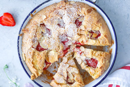 Rezept für einfachen Erdbeerkuchen mit Mandelhobeln und Zuckerkruste